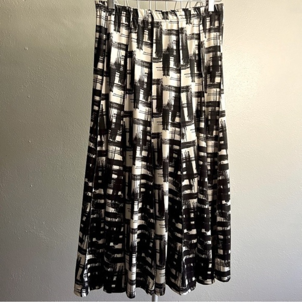 Chances R black/cream skirt w/elasticized waistband. Size M. Like new